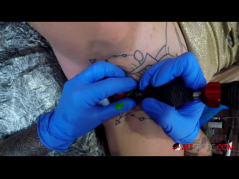 ❤️ Uiters getatoeëerde hottie Sully Savage het 'n tatoeëermerk op haar klitoris gekry ☑ Anale video by ons af.friendmap.top